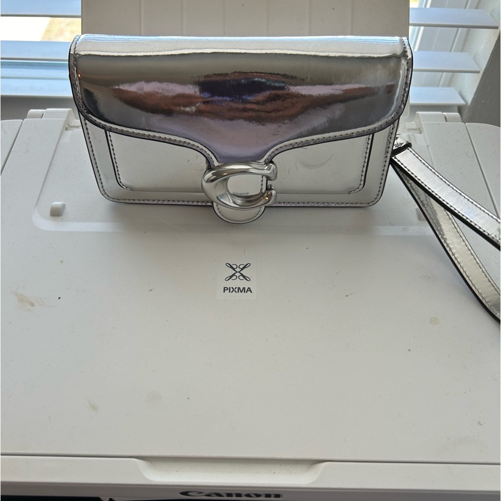 Metallic leather
Two credit card slots
Inside and very beautiful bag